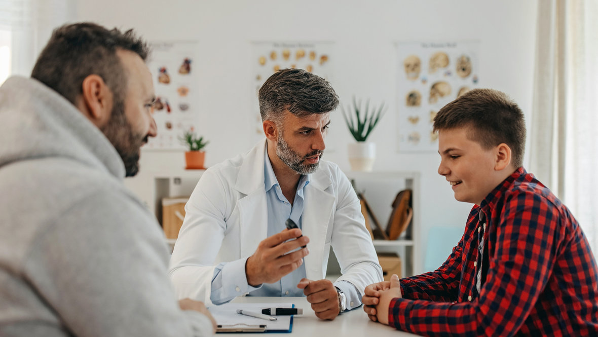 Мальчик и отец на приеме у врача