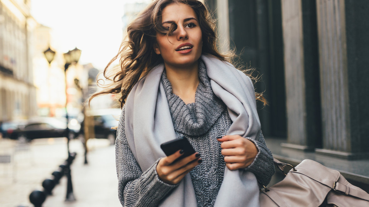 Девушка в шарфе