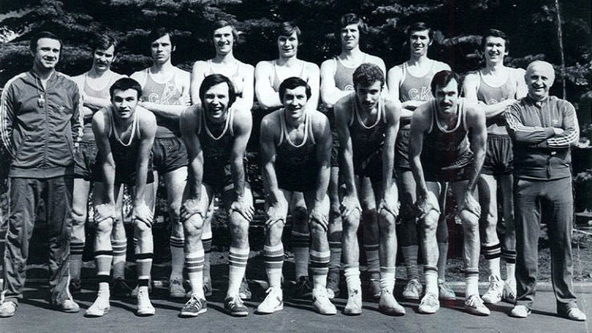 Виктор Петраков (третий слева в верхнем ряду).