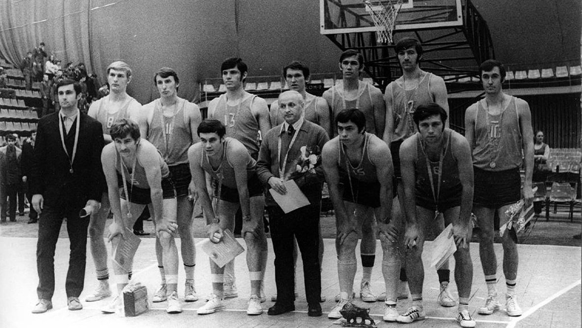 ЦСКА — чемпион страны-1973 (слева направо): дальний ряд — Виктор Викторов, Николай Ковыркин, Виктор Петраков, Евгений Коваленко, Алжан Жармухамедов, Николай Дьяченко, Сергей Белов; ближний ряд — тренер Артур Стародубцев, Иван Едешко, Владимир Иллюк, главный тренер Александр Гомельский, Сергей Ястребов, Валерий Милосердов.