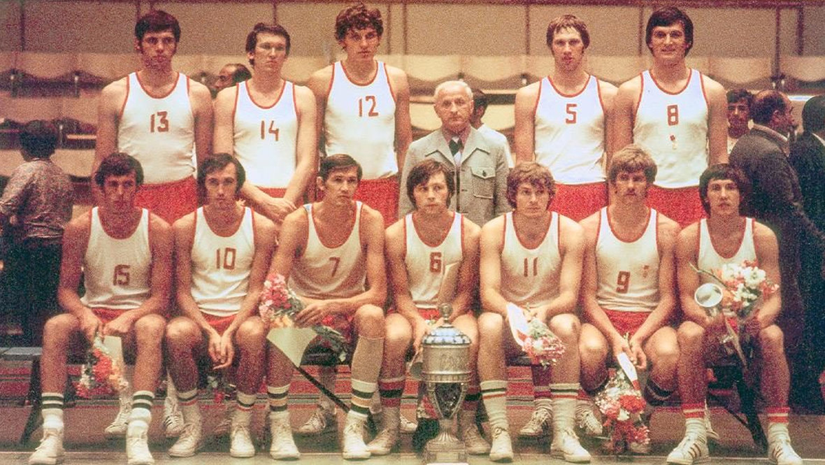 Сборная Москвы — победитель Спартакиады-1975 (слева направо): стоят — Виктор Петраков, Евгений Коваленко, Владимир Жигилий, главный тренер Александр Гомельский, Александр Харченков, Александр Болошев; сидят — Александр Сальников, Сергей Белов, Алжан Жармухамедов, Валерий Милосердов, Александр Сидякин, Иван Едешко, Станислав Еремин.