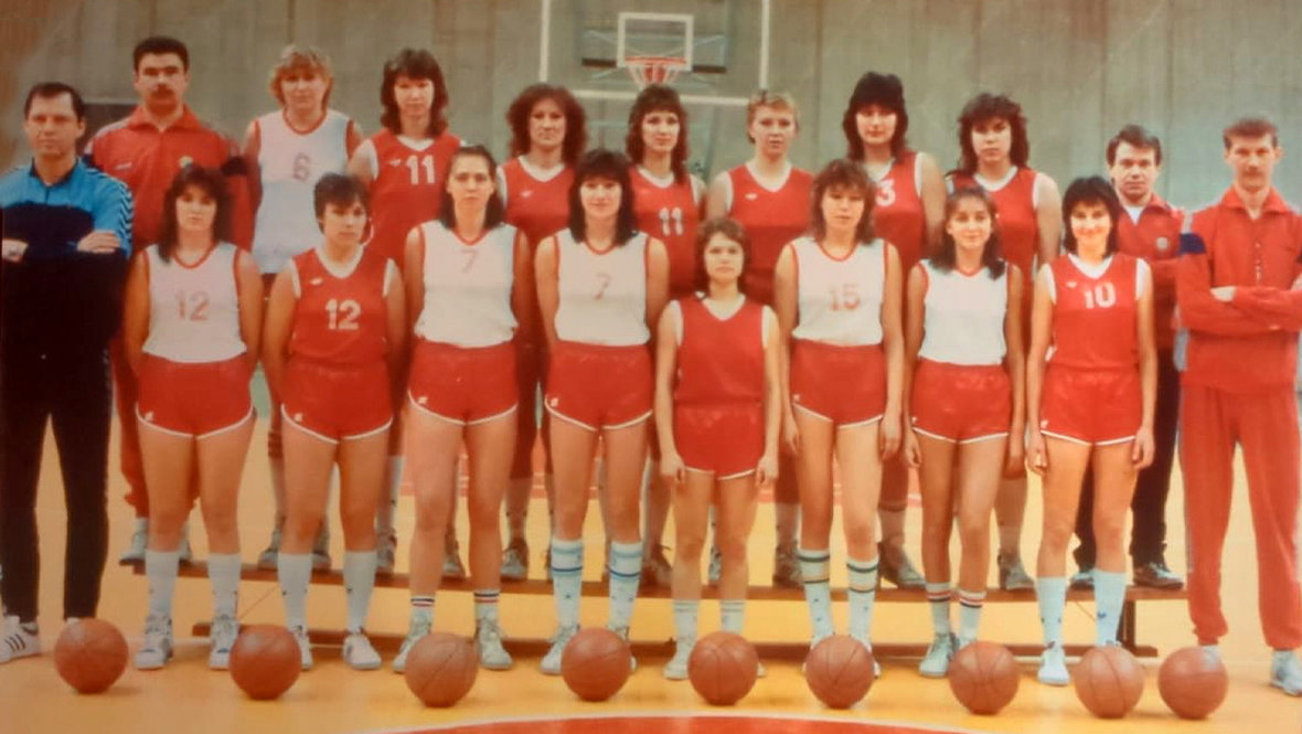 Женский ЦСКА. Середина 90-х. Виктор Петраков (крайний слева). Главный тренер — Анатолий Мышкин (крайний справа).