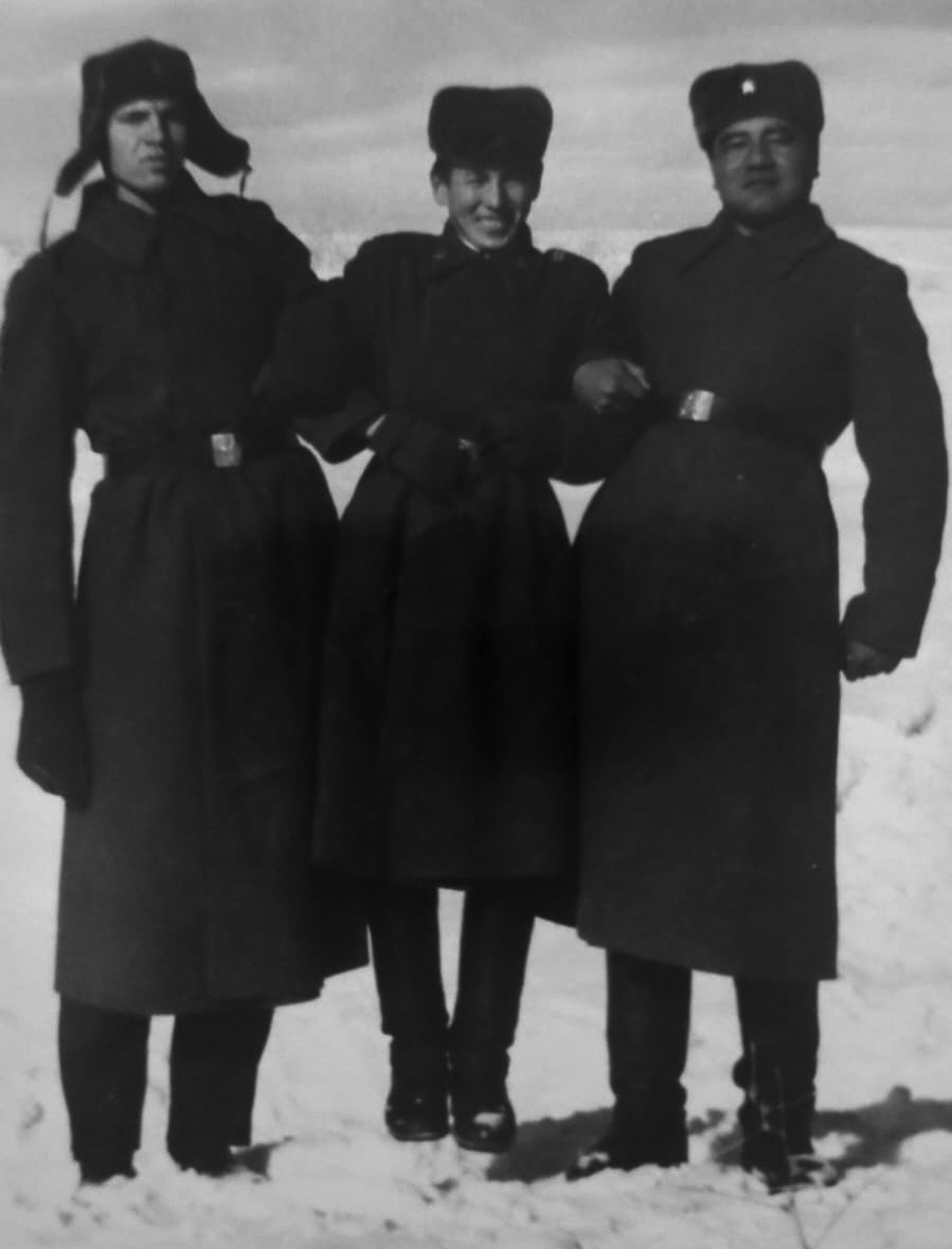 Виктор Петраков (слева) в армии.