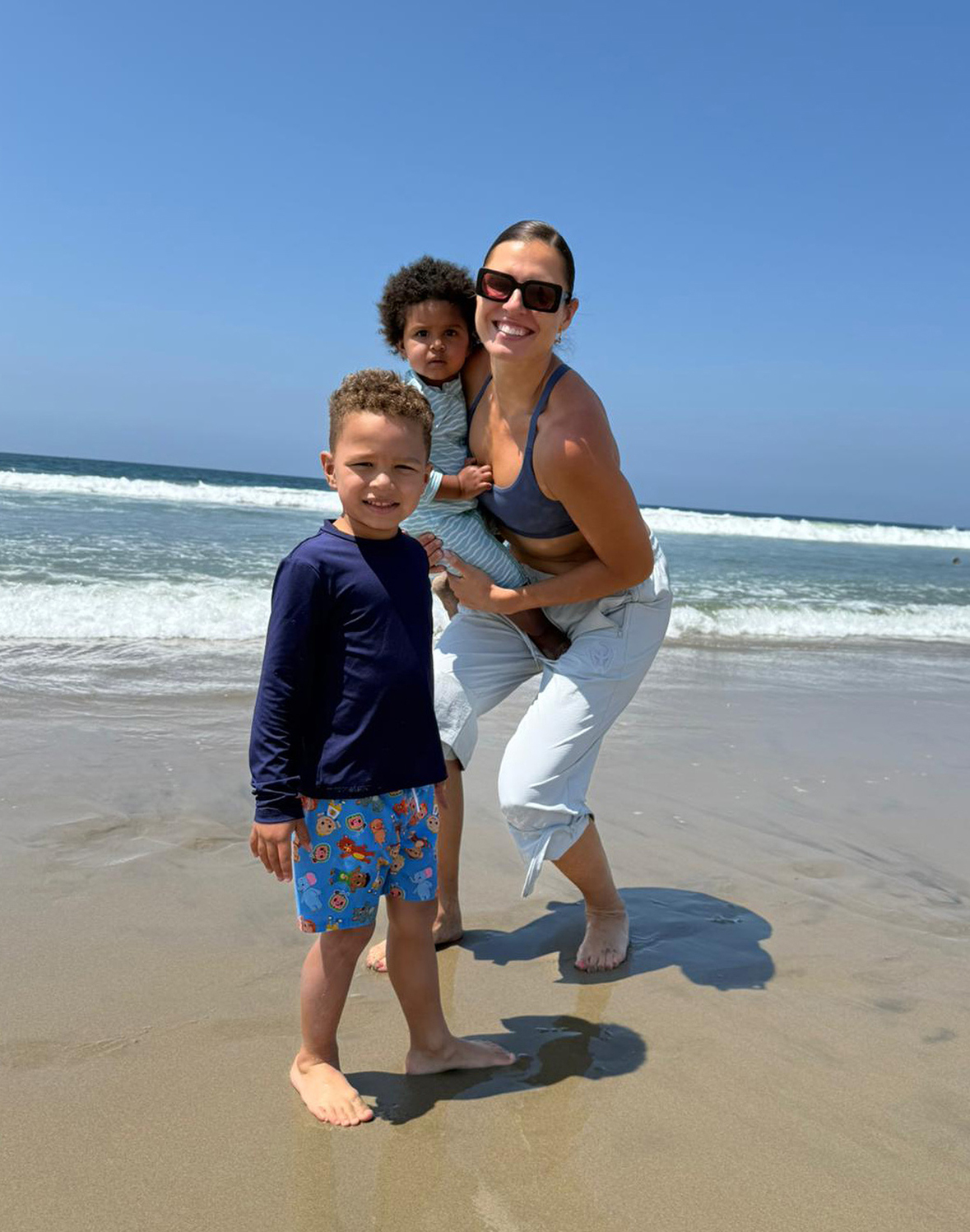 Анна Петракова с сыновьями Эриком (слева) и Хартом.