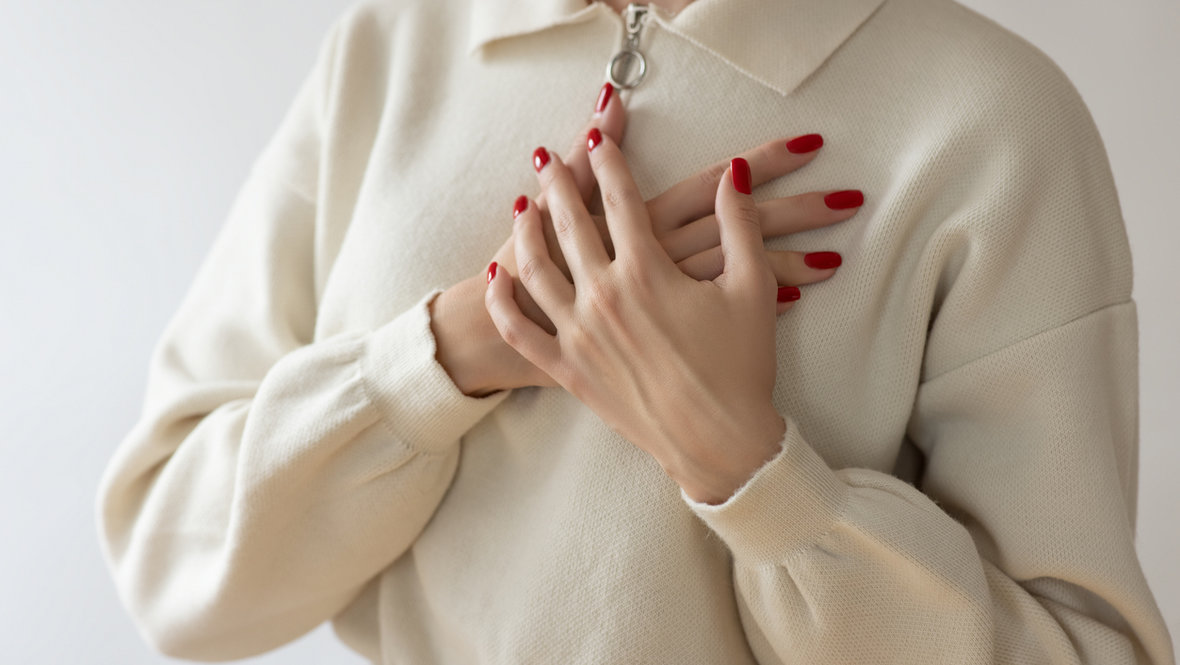 Девушка держится за сердце