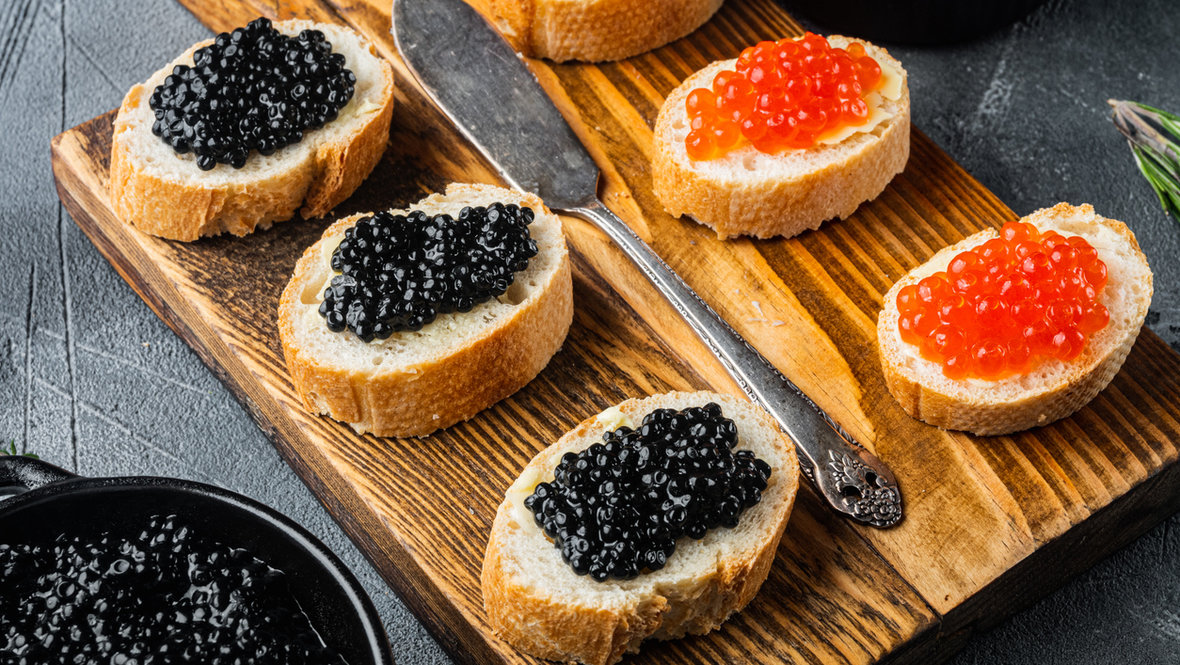 Бутерброды с черной и красной икрой