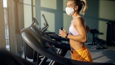 Женщина тренируется в маске