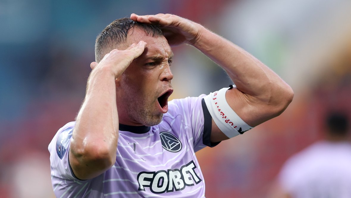 Нападающий «Акрона» Артем Дзюба.