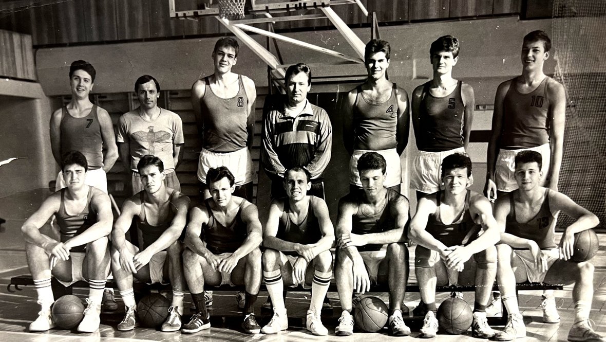 Сергей Панов — крайний справа в верхнем ряду (10-й номер).