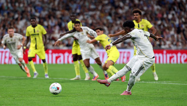 Нападающий «Реала» Винисиус Жуниор исполняет пенальти в ворота «Вильярреала».