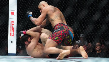 Алекс Перейра нокаутировал Магомеда Анкалаева.