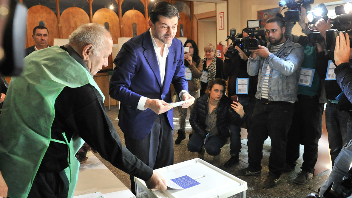 Каха Каладзе (в центре) голосует на избирательном участке в Тбилиси.