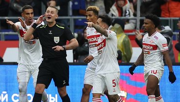 Судья Артем Чистяков в матче 11-го тура РПЛ ЦСКА — «Спартак» (3:2) 5 октября.