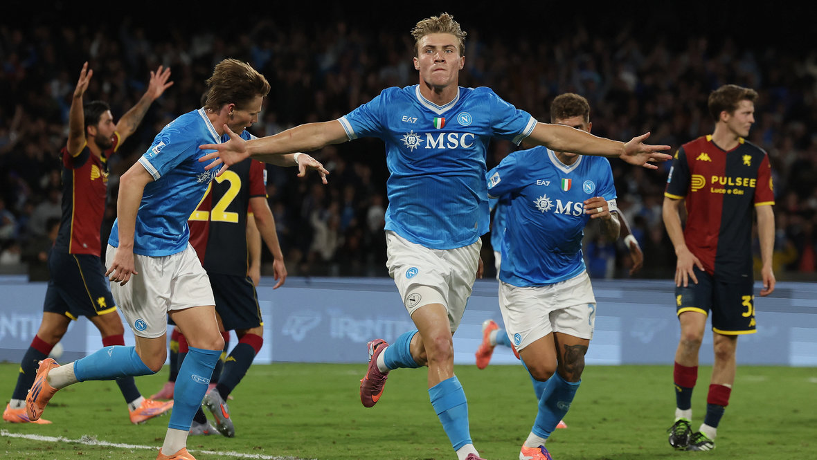 Нападающий «Наполи» Расмус Хейлунн празднует гол в ворота «Дженоа».