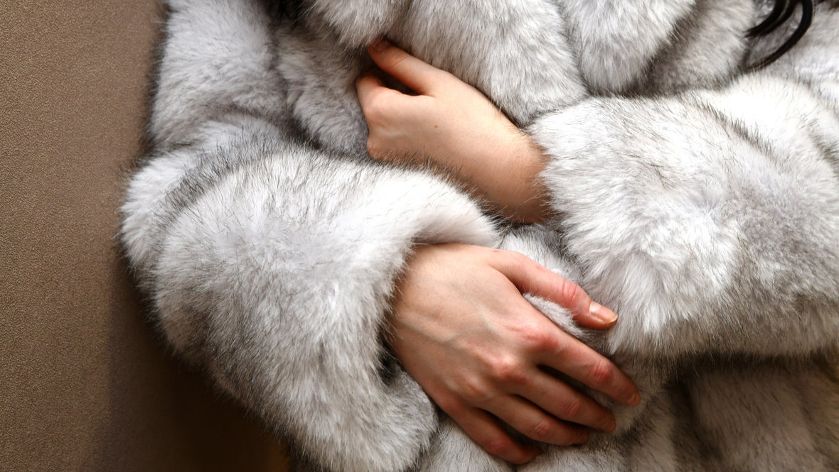 Девушка в шубе