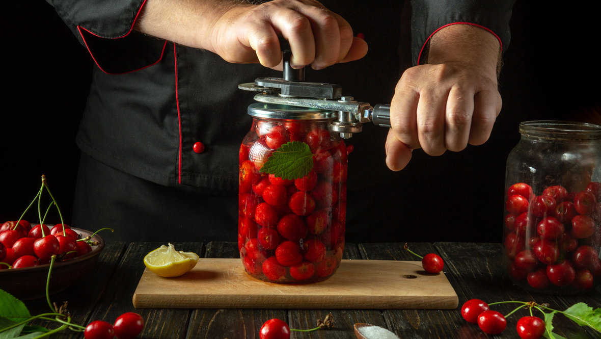 Повар делает заготовку