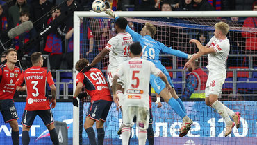 Вратарь ЦСКА Владислав Тороп и футболист «Спартака» Ливай Гарсия.