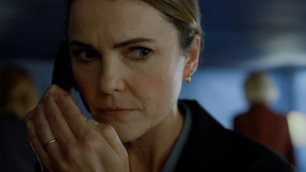 Кадр из сериала «Дипломатка», реж. Алекс Грейвз, Эндрю Бернштейн, Саймон Селлан Джонс и др., Netflix