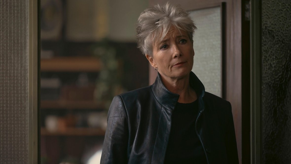 Кадр из сериала «Вниз по дороге к кладбищу», реж. Сэмюэл Донован, Боркур Сигторссон, Натали Бэйли, Apple TV+