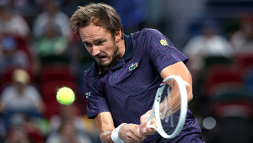 Медведев выживает в душном Шанхае. Даниил — в четвертом круге «мастерса»