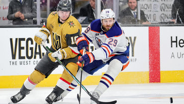 Нападающий «Вегаса» Павел Дорофеев против форварда «Эдмонтона» Леона Драйзайтля.