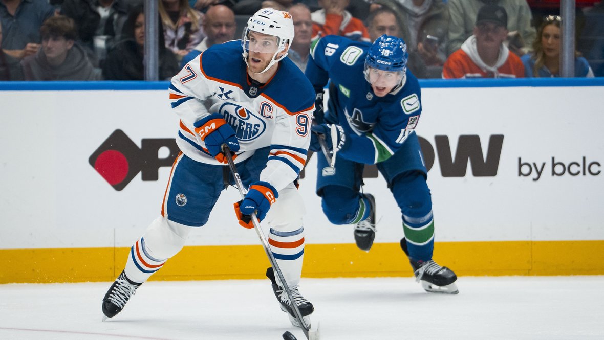 Конор Макдэвид (слева).