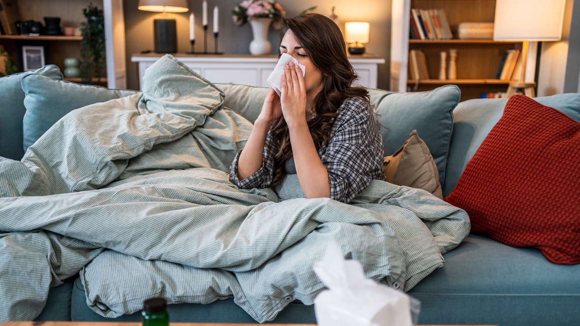 Девушка простужена