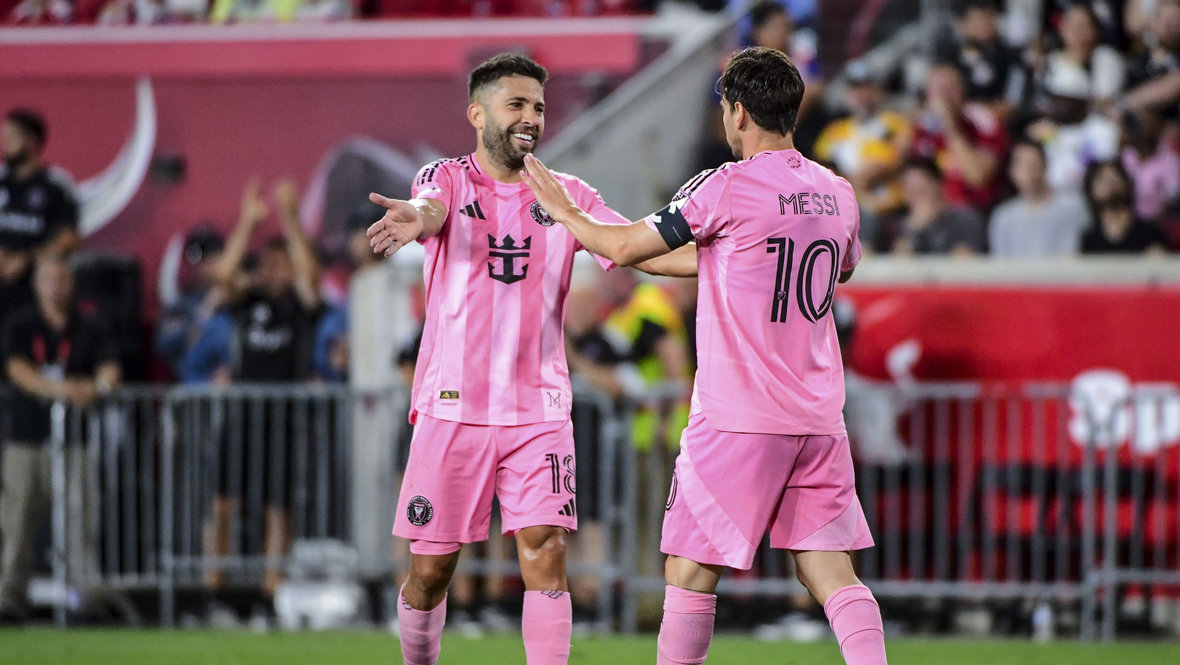 Жорди Альба и Лионель Месси.