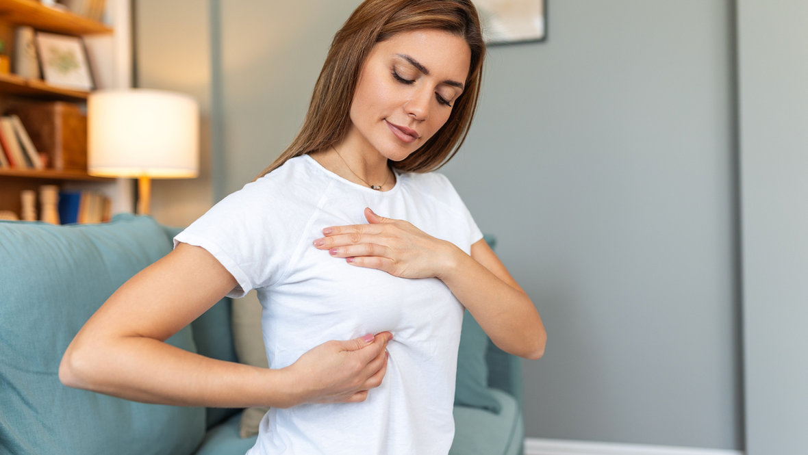 Девушка проводит самообследование груди