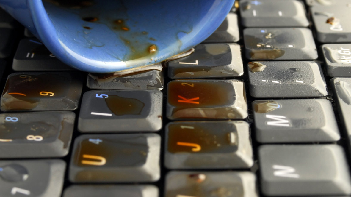 Залитый кофе ноутбук