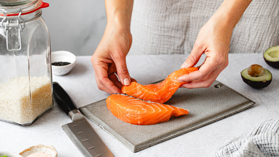 Девушка готовит лосось