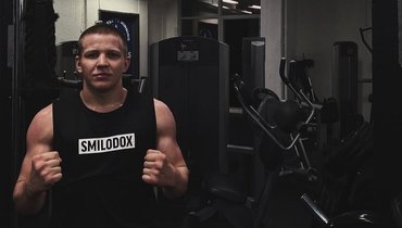 В UFC подписали русского нокаутера. Он проиграл, но выдал супербой и получил 25 тысяч от Даны Уайта