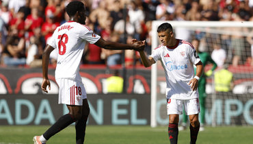 Нападающий «Севильи» и сборной Чили Алексис Санчес (справа) после гола в ворота «Барселоны».