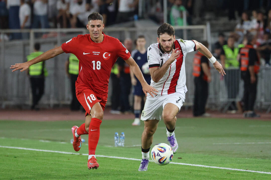 Форвард сборной Грузии Хвича Кварацхелия (справа) в матче против Турции.