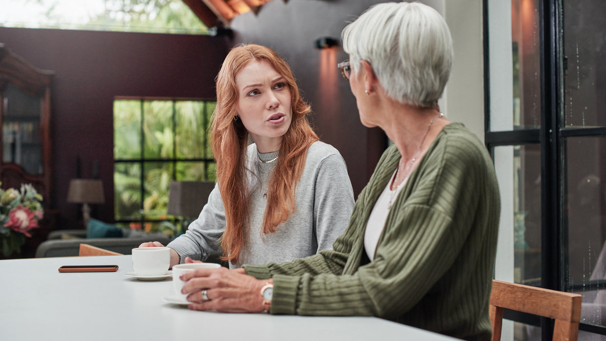 Мама говорит с дочерью