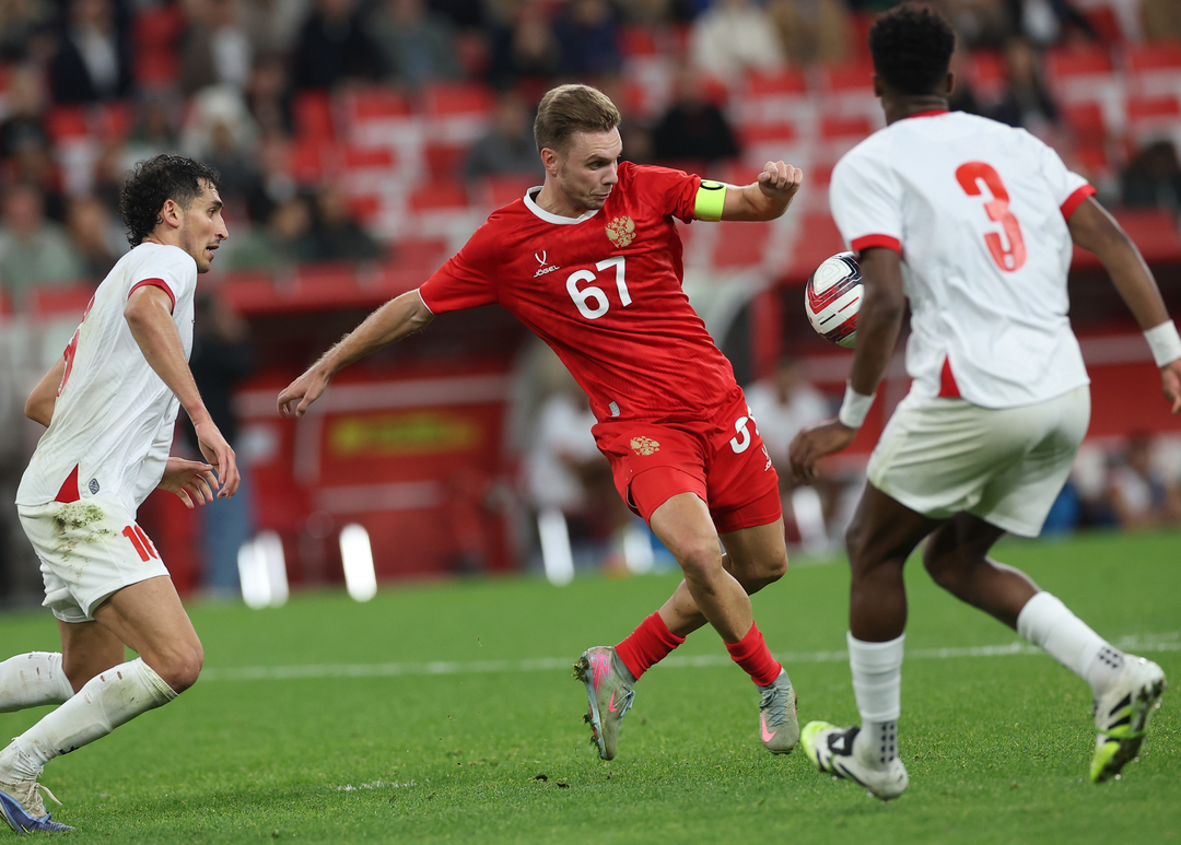 Максим Глушенков (в центре).