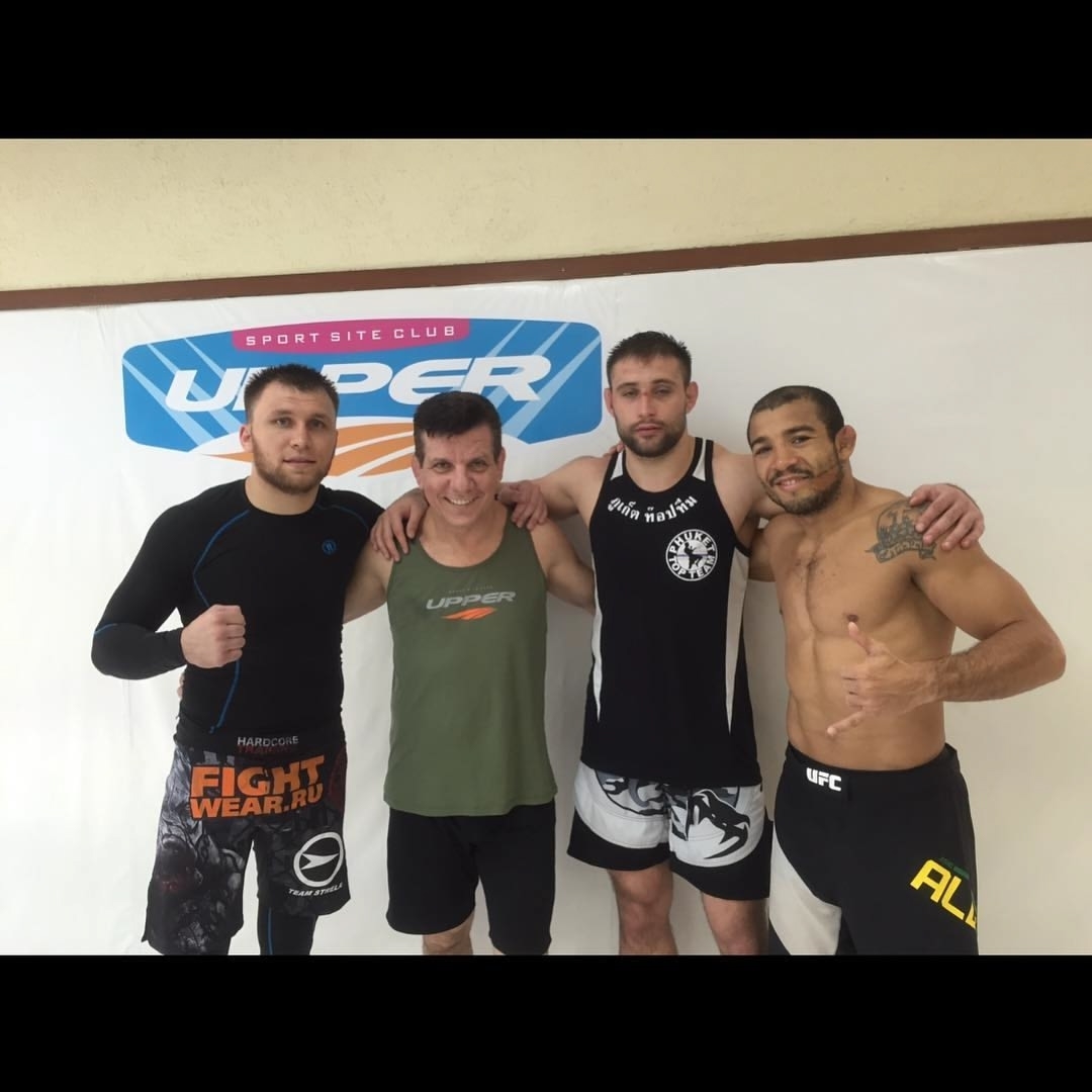 Шараф Давлатмуродов в зале Nova Uniao с Жозе Альдо и Андре Педернейесом.