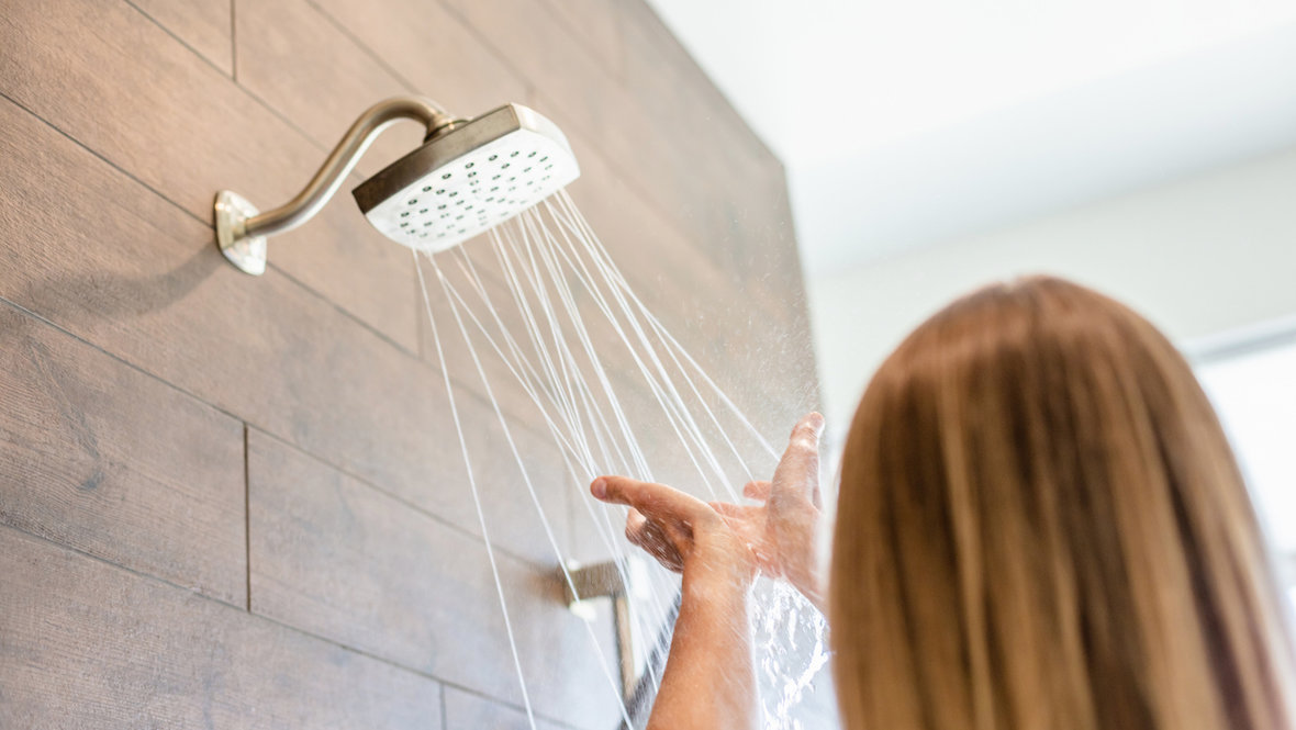 Женщина и холодный душ