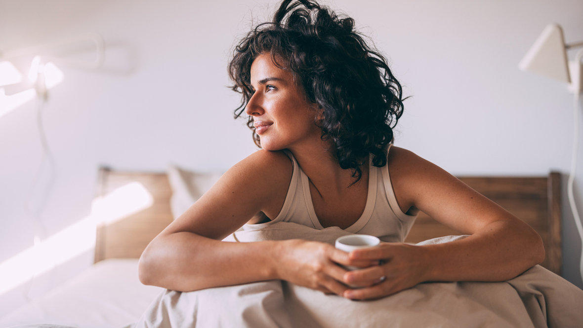 Девушка смотрит в сторону