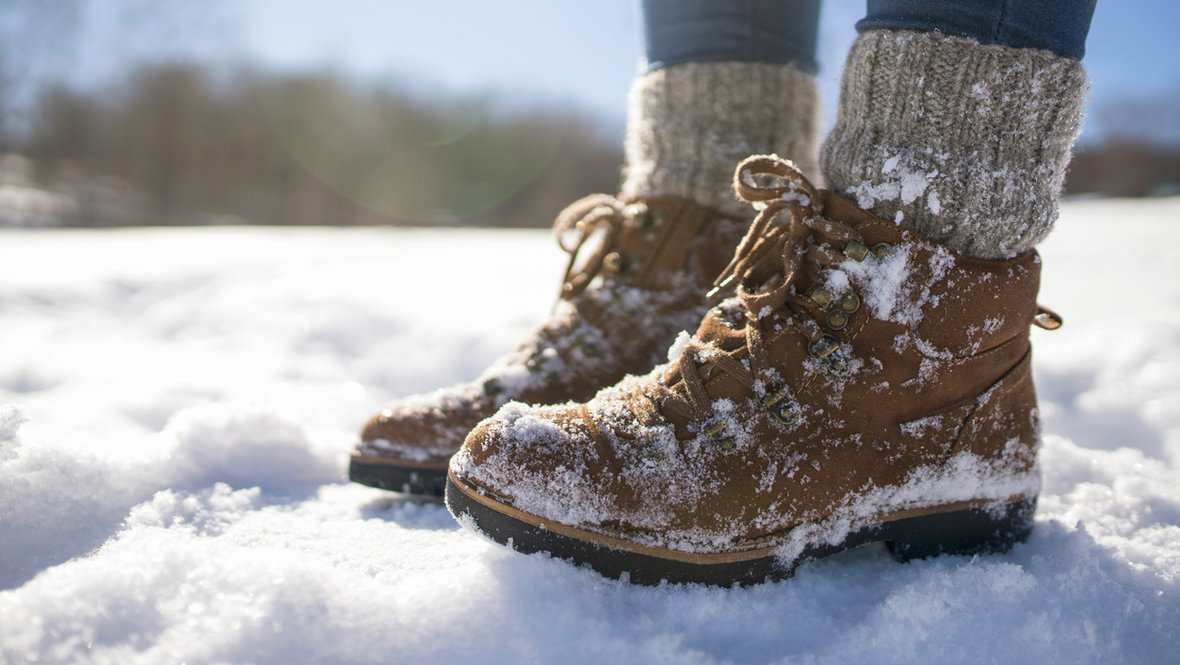 Зимние ботинки в снегу