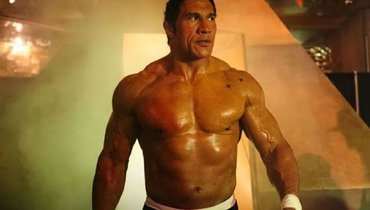 Кадр из фильма «Крушащая машина», режиссер Бенни Сэфди, A24