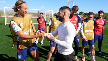 Чемпион UFC Топурия посетил сборную Испании перед матчами отбора чемпионата мира