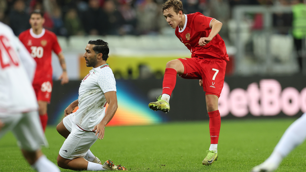 Воробьев и Батраков забили, Мелехин получил удар шипами по голове: кадры игры России и Ирана в Волгограде