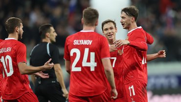 Футболисты сборной России празднуют гол Алексея Батракова в ворота Ирана (2:1) в товарищеском матче 10 октября.