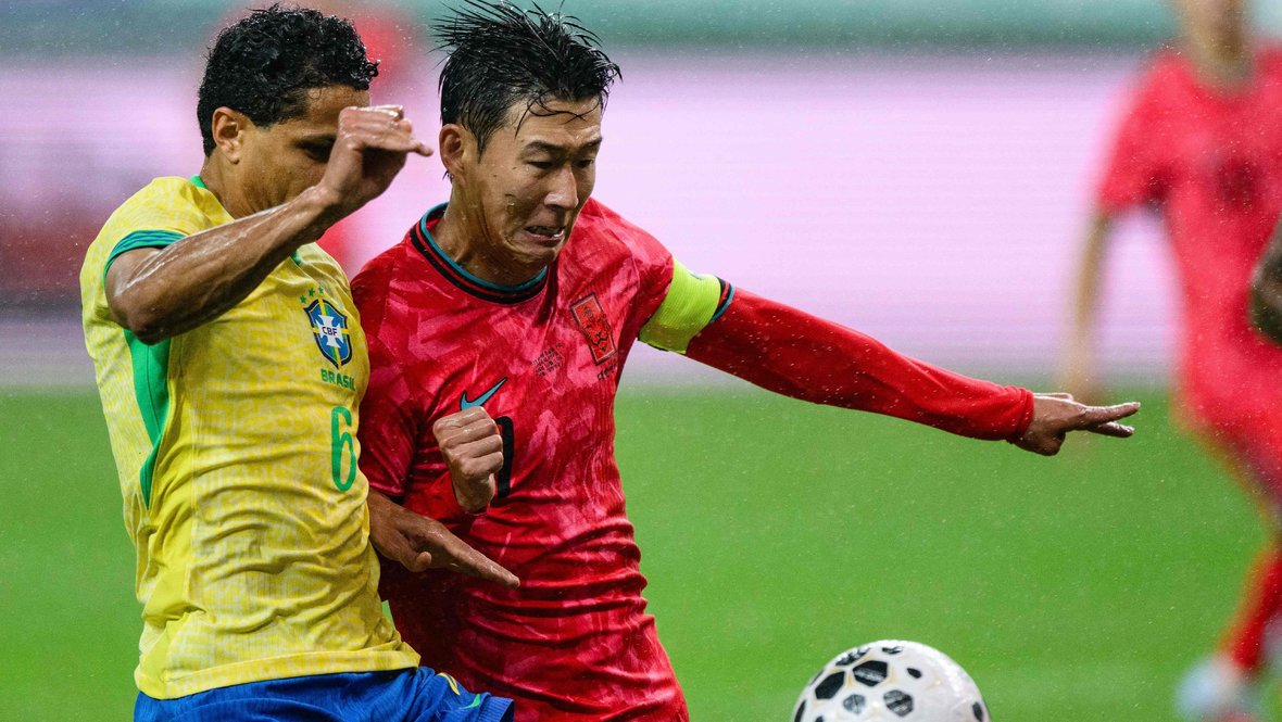 Дуглас Сантос и Сон Хын Мин в матче Корея — Бразилия (0:5).