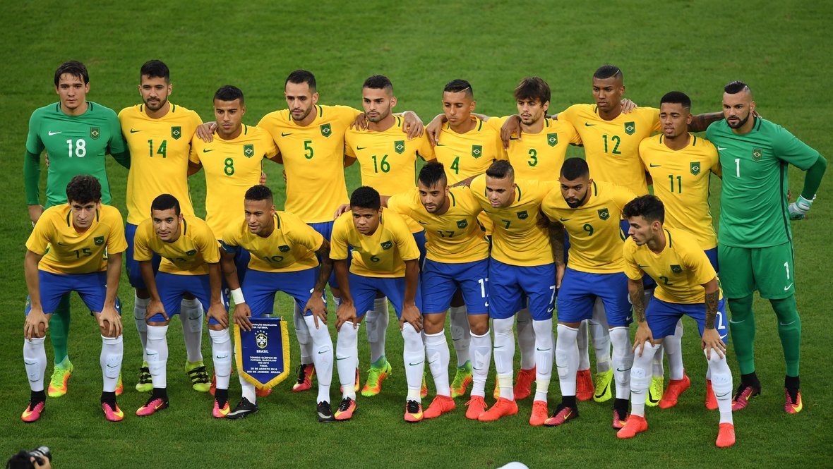 Сборная Бразилии на Олимпиаде-2016. Дуглас Сантос четвертый слева в нижнем ряду.