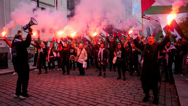 В Норвегии скандал вокруг матча с Израилем. На стадионе — флаги Палестины, на улицах митинг, на поле выбежал фанат