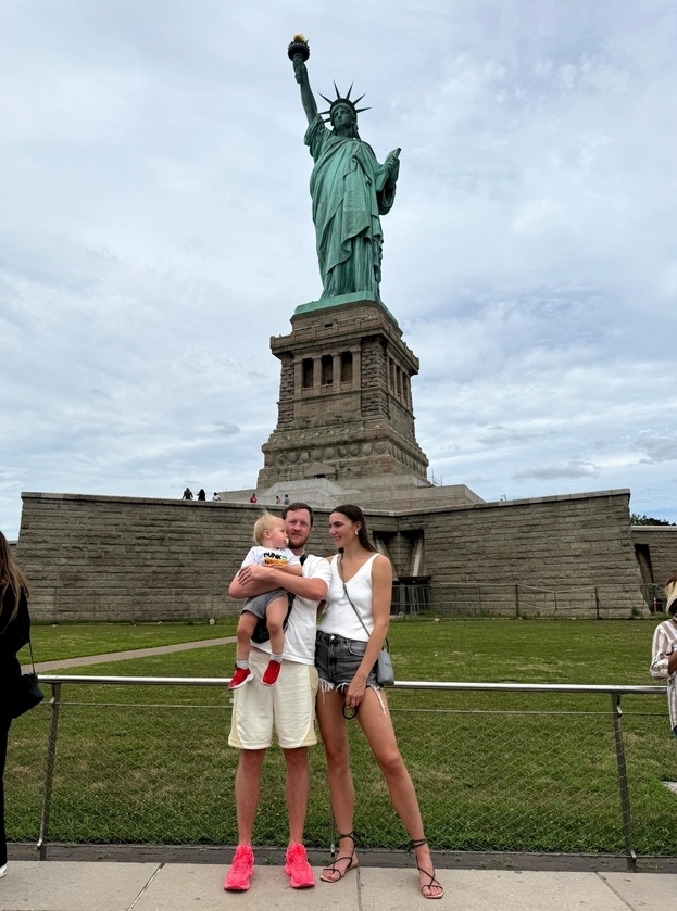 Мария с мужем Никитой Клюндиковым и сыном Матвеем.