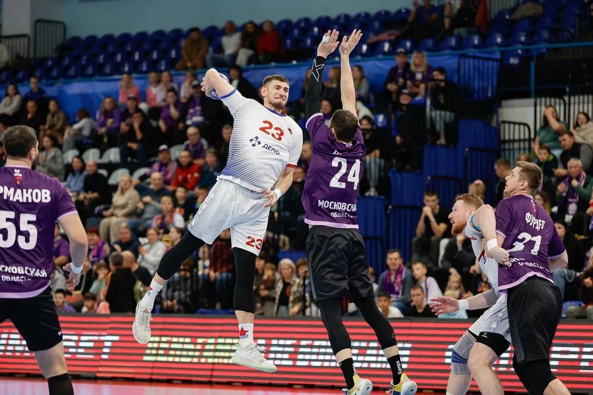 Полусредний ЦСКА Илья Белевцов бросает по воротам «Чеховских медведей».