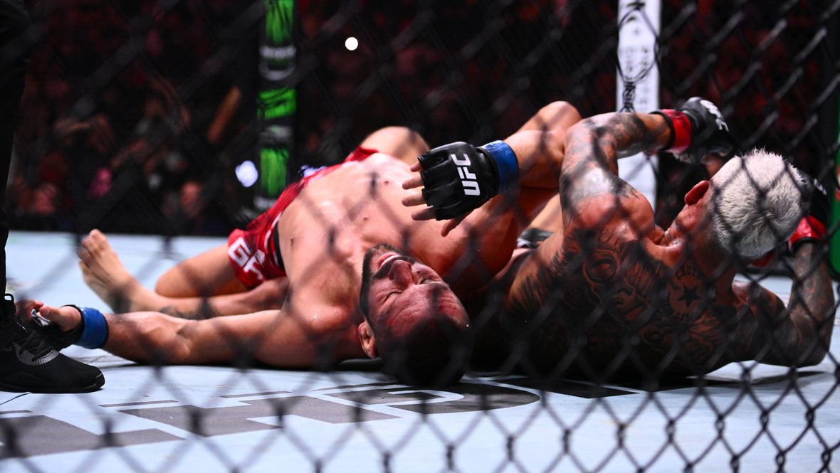 Чарльз Оливейра победил Матеуша Гамрота удушающим приемом.